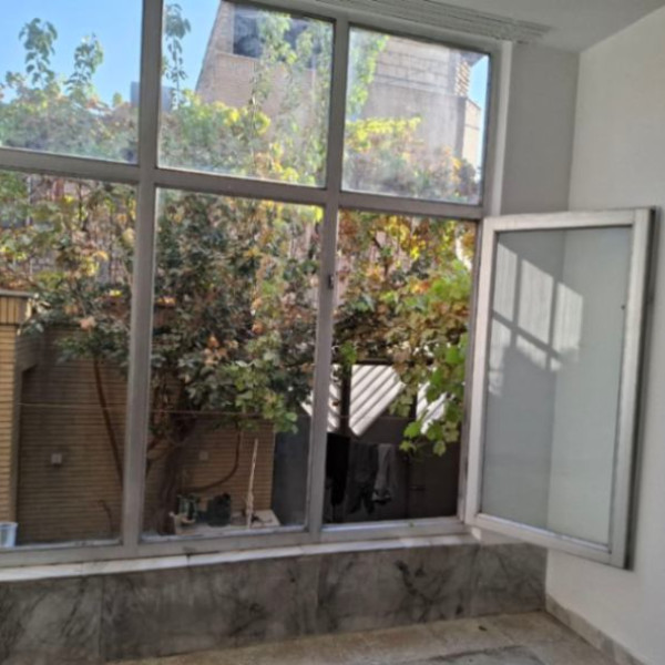 دو طبقه در بست سوار پیاده در خیابان شهروند