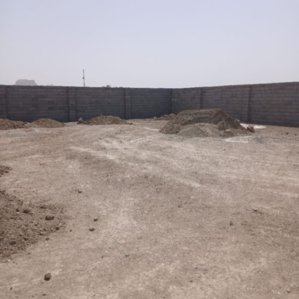 زمین چهار دیواری واقع در صحرا چریان