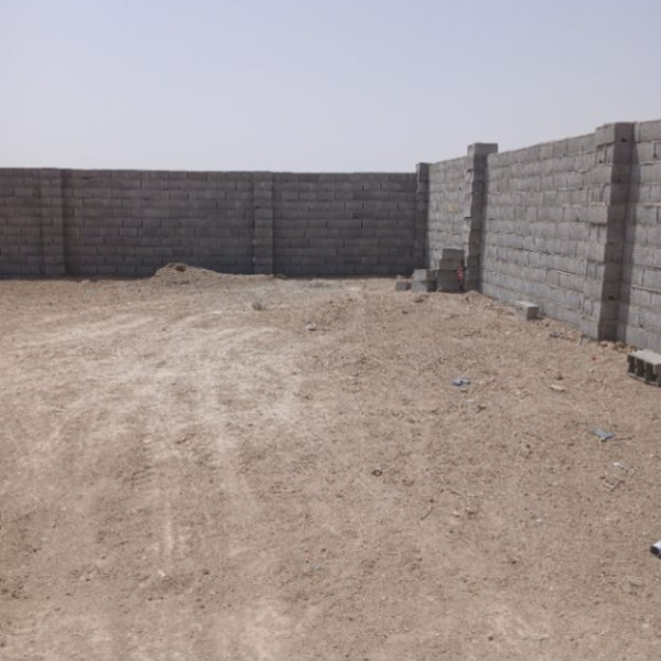 زمین چهار دیواری واقع در صحرا چریان